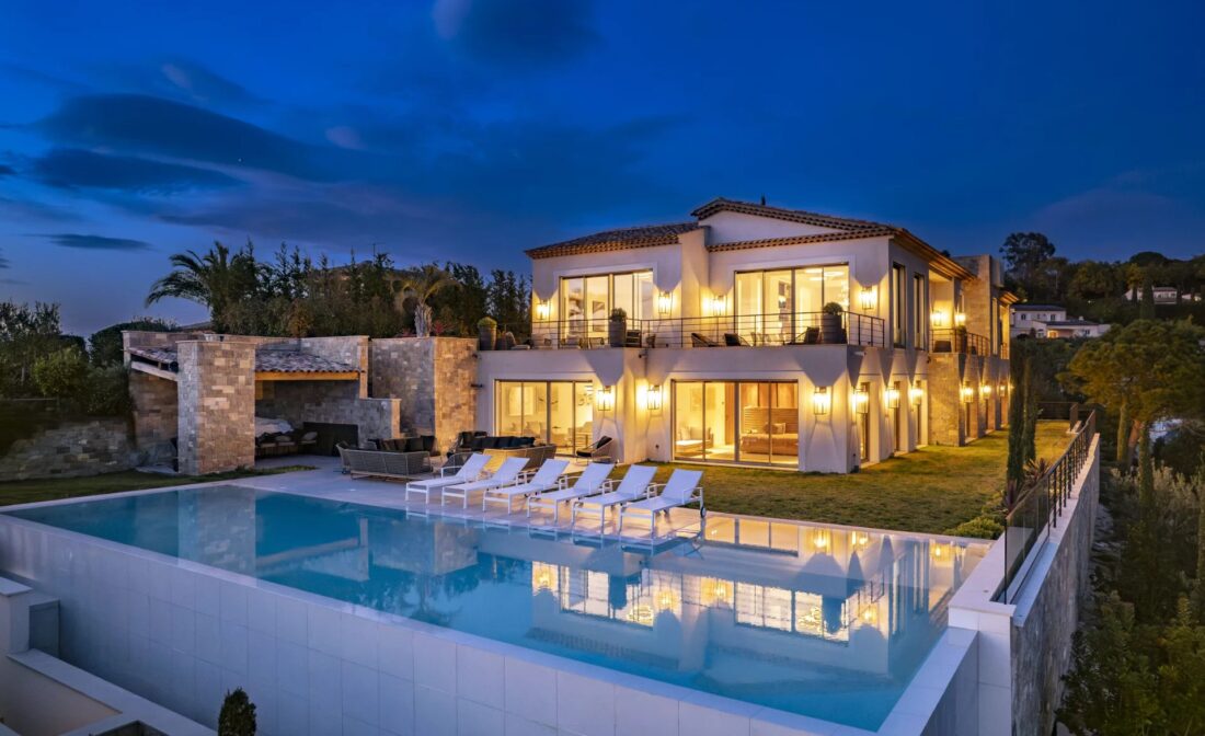 CANNES – Flott moderne villa med fantastisk havutsikt