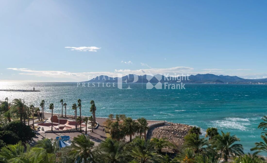 CANNES  – Renovated 2 bedroom apartment with panoramic sea views