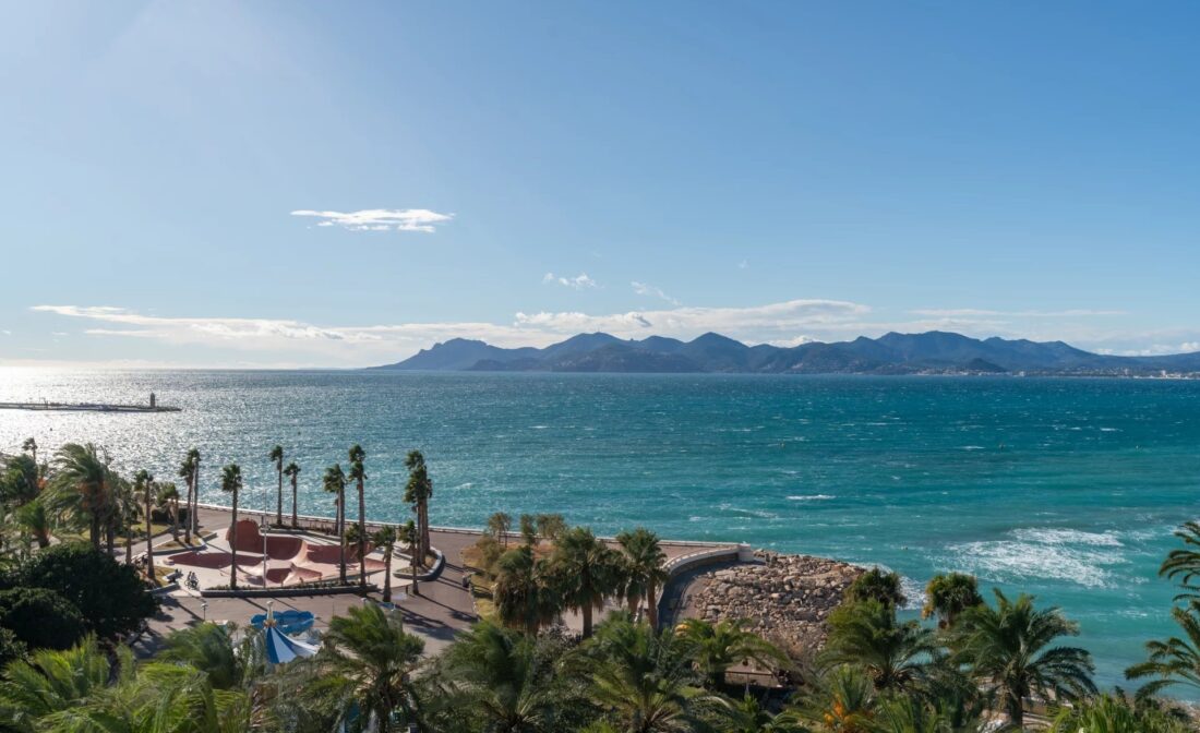 CANNES  – Renovated 2 bedroom apartment with panoramic sea views