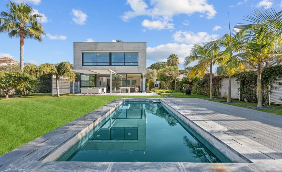 CAP D’ANTIBES – New-built contemporary villa with swimming pool and sea view