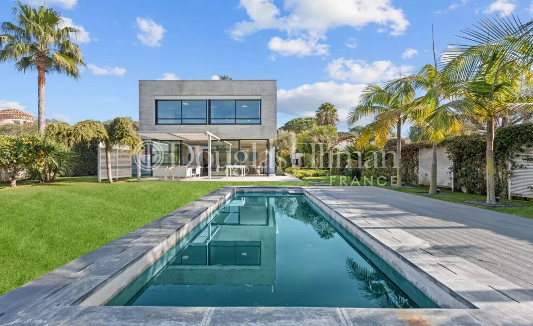 CAP D’ANTIBES – New-built contemporary villa with swimming pool and sea view