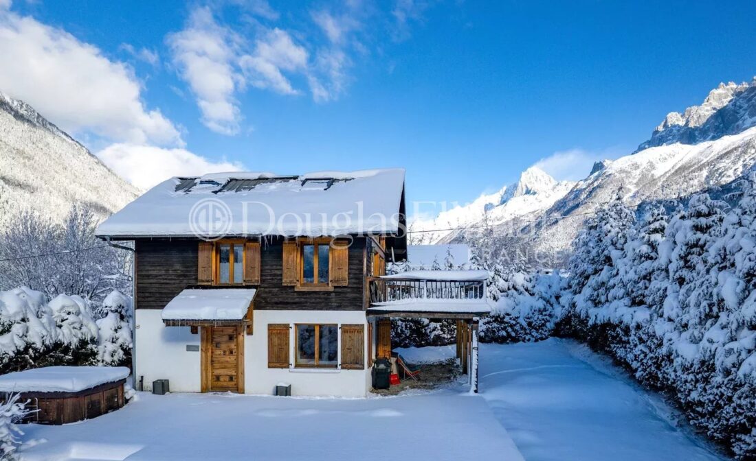 LES HOUCHES – Un chaleureux chalet de 5 chambres sur un grand terrain plat