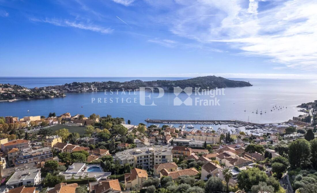 Villefranche-sur-Mer – France : Duplex apartment – villa with garden, private swimming pool and panoramic sea view