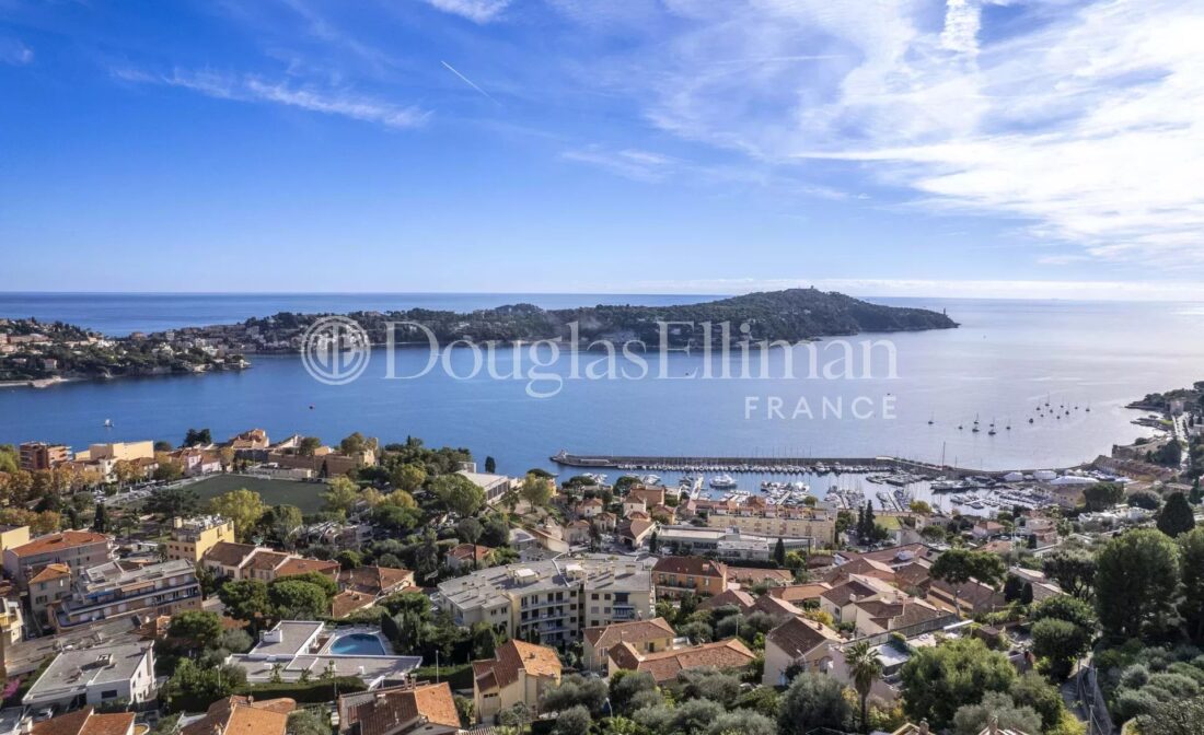 Villefranche-sur-Mer – France : Duplex apartment – villa with garden, private swimming pool and panoramic sea view