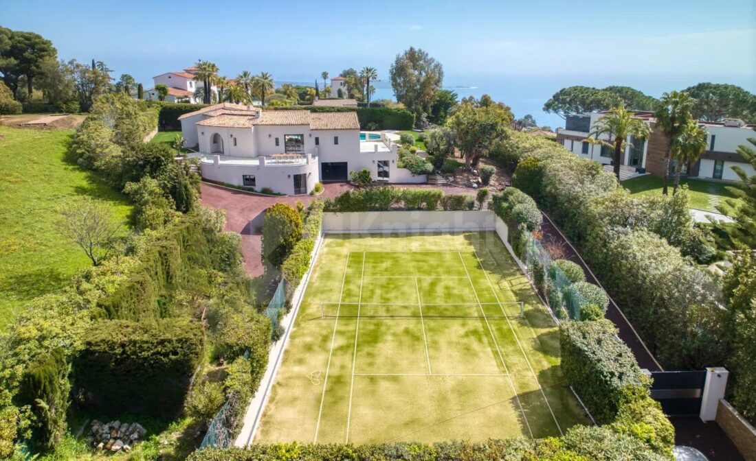 CANNES – Villa with sea views, tennis and pool