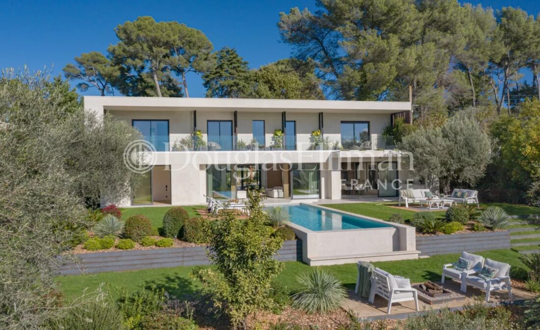 A Modern Villa with a Pool and View in a Gated Domain in Mougins