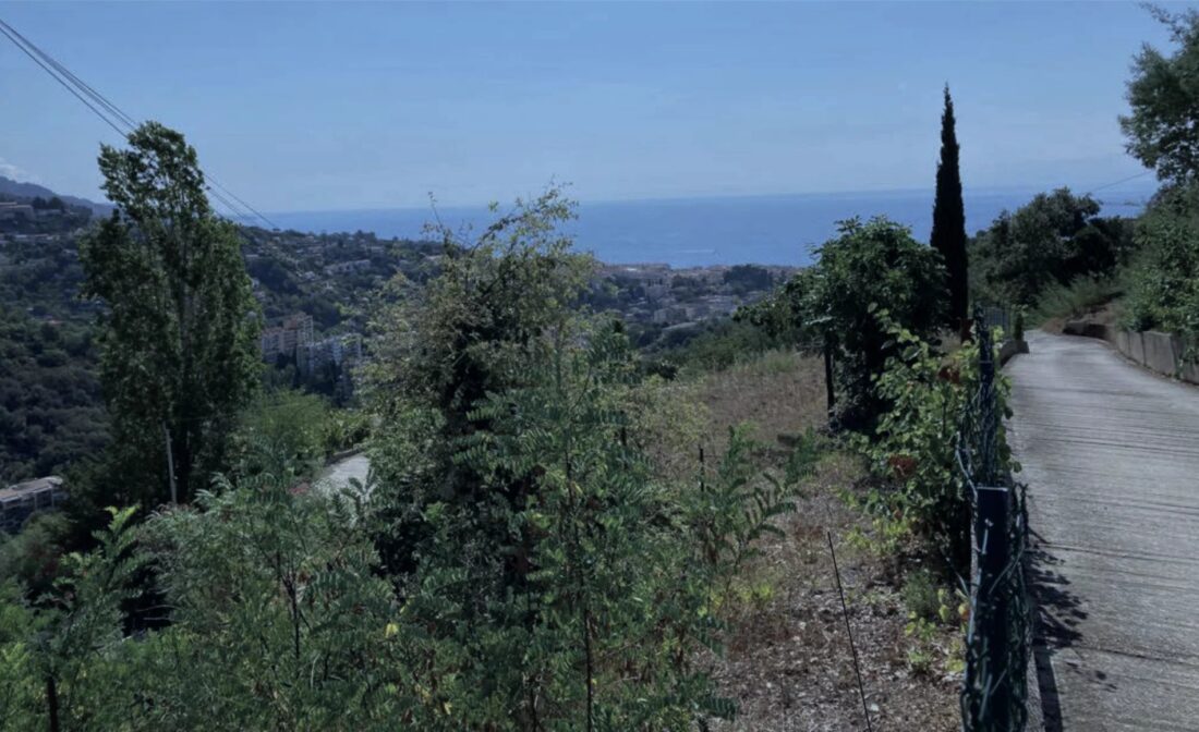 MENTON –  Proche de Monaco, terrain constructible vue mer avec projet de permis pour une villa de 300m2