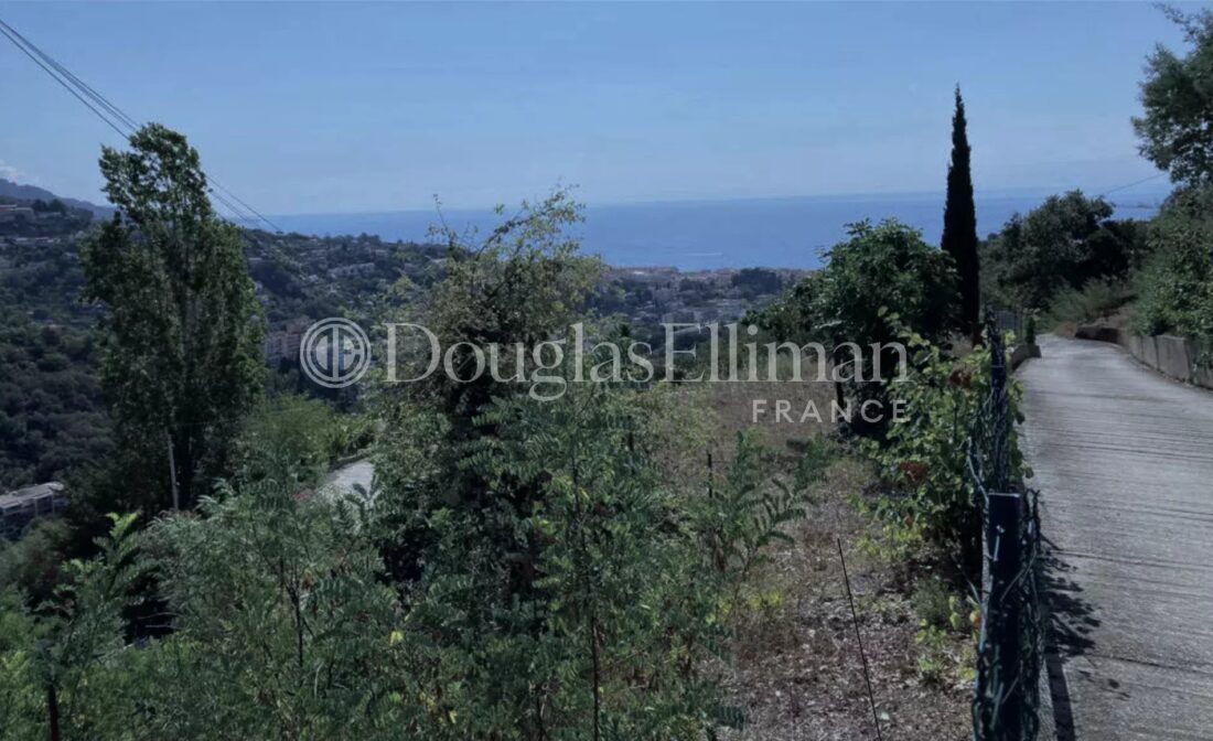 MENTON  –  Near Monaco, buildable Plot of Land with Sea views with a Permit for a 300m2 villa