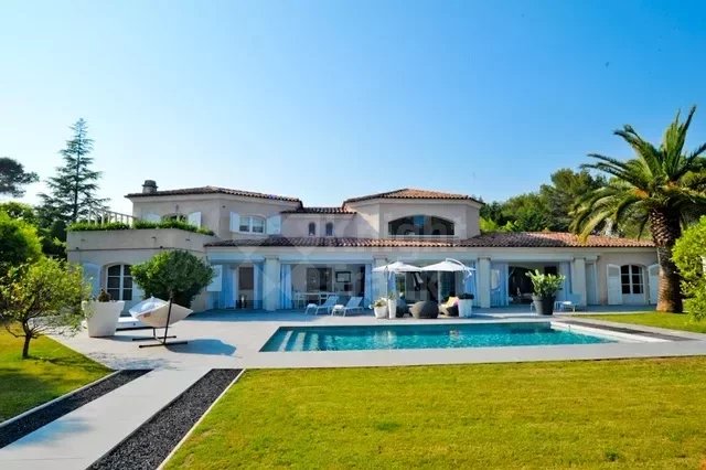 MOUGINS – Superb villa in a renowned gated domain