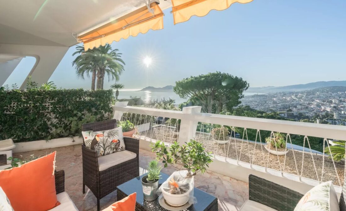 CANNES – Charming flat with panoramic sea views