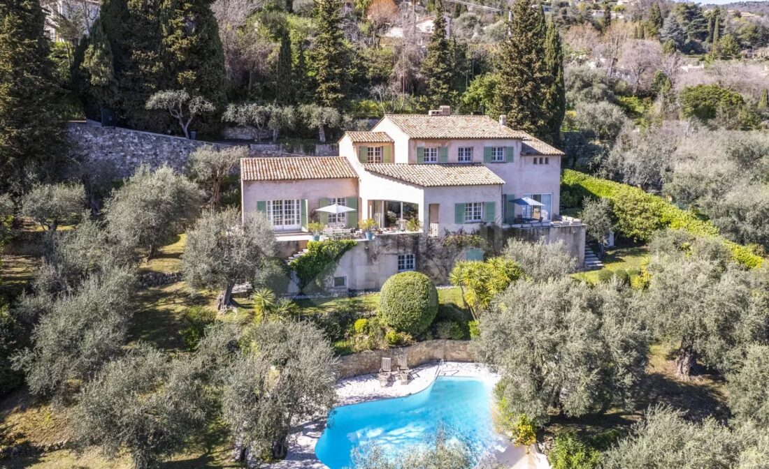 GRASSE – Belle villa Provençale 5 chambres avec piscine et vue mer.