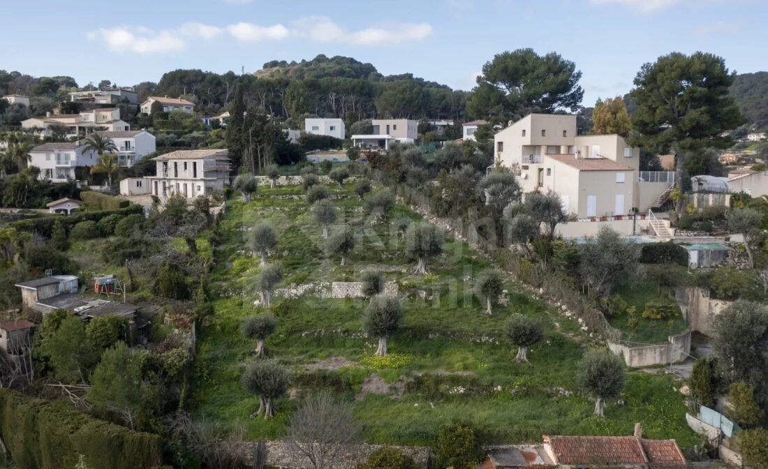 SUPER-CANNES – Plot of land with accepted and purged building permit for 2 contemporary villas