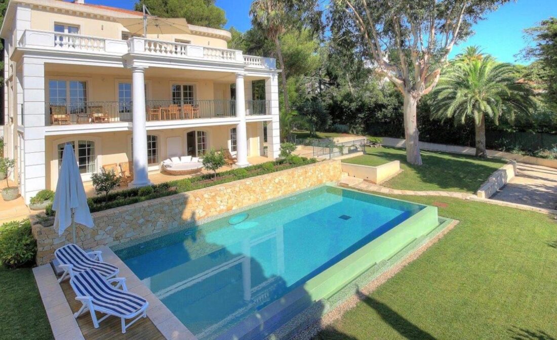 CAP D’ANTIBES – Magnificent villa with swimming pool and sea view
