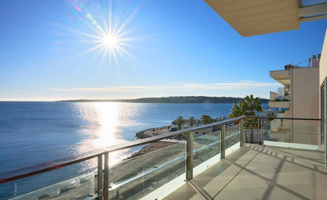 CANNES PALM BEACH – Appartement dernier étage front de mer