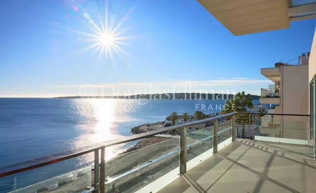 CANNES PALM BEACH – Квартира на последнем этаже на берегу моря