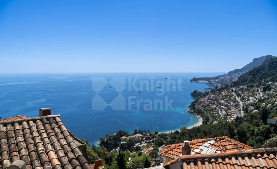ROQUEBRUNE-CAP-MARTIN – House with sea view within the walls of the medieval castle
