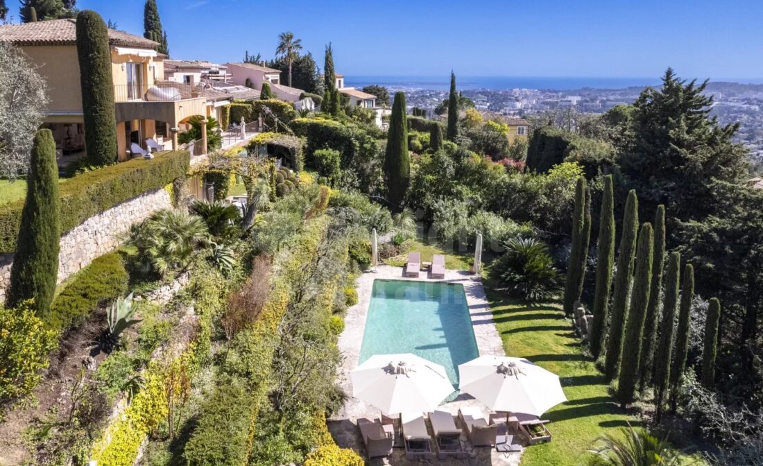 MOUGINS – Sea View and walking distance to the Old Village