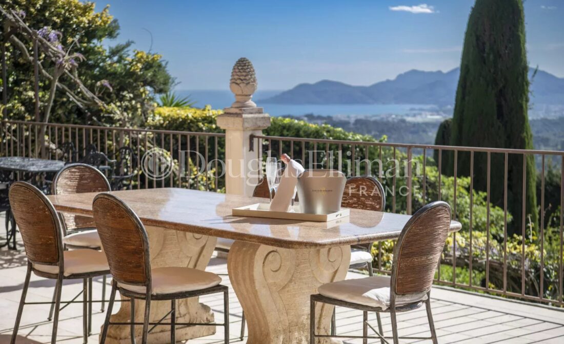 MOUGINS – Sea View and walking distance to the Old Village