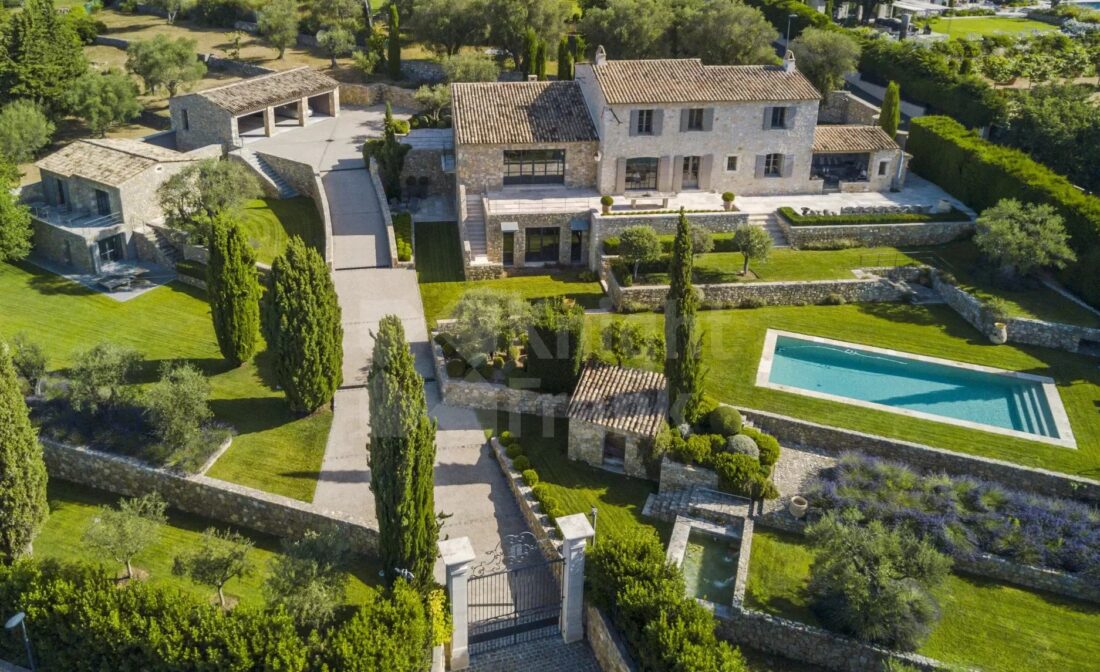 Mougins :  A Luxurious Stone Villa with Pool and Sea View