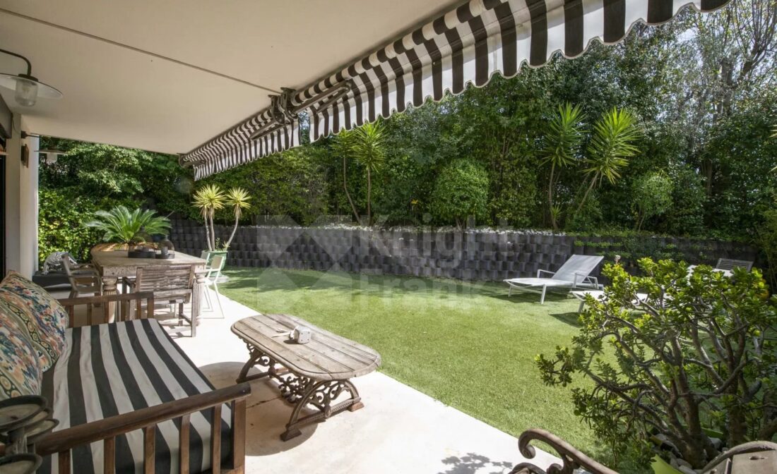 CANNES MONTROSE – Charming garden-level flat in prestigious residence with swimming pool and tennis court