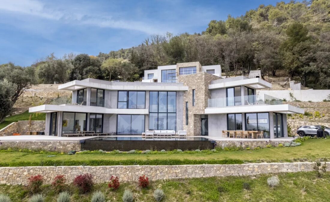 Vence : Fantastisk moderne villa med panoramautsikt over havet.