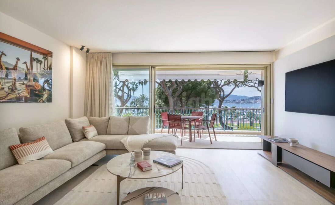 CANNES – Splendid fully renovated apartment on the Croisette