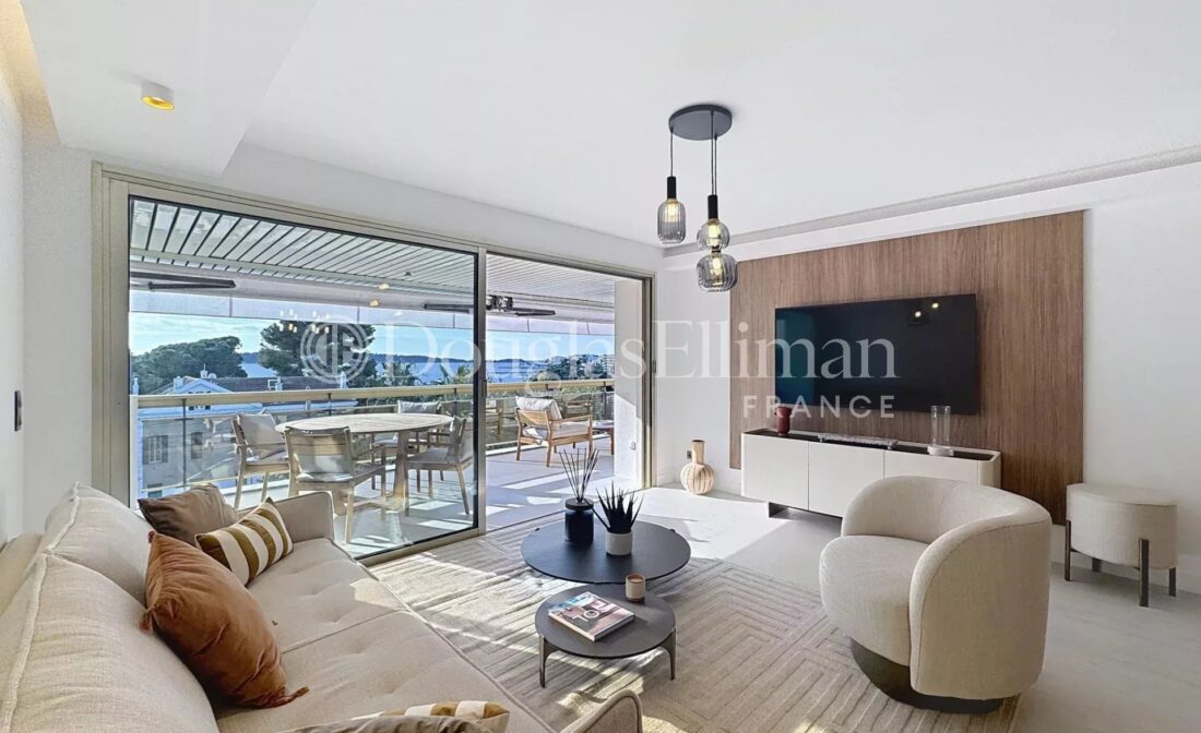 CANNES PALM BEACH – Отремонтированная квартира с видом на море