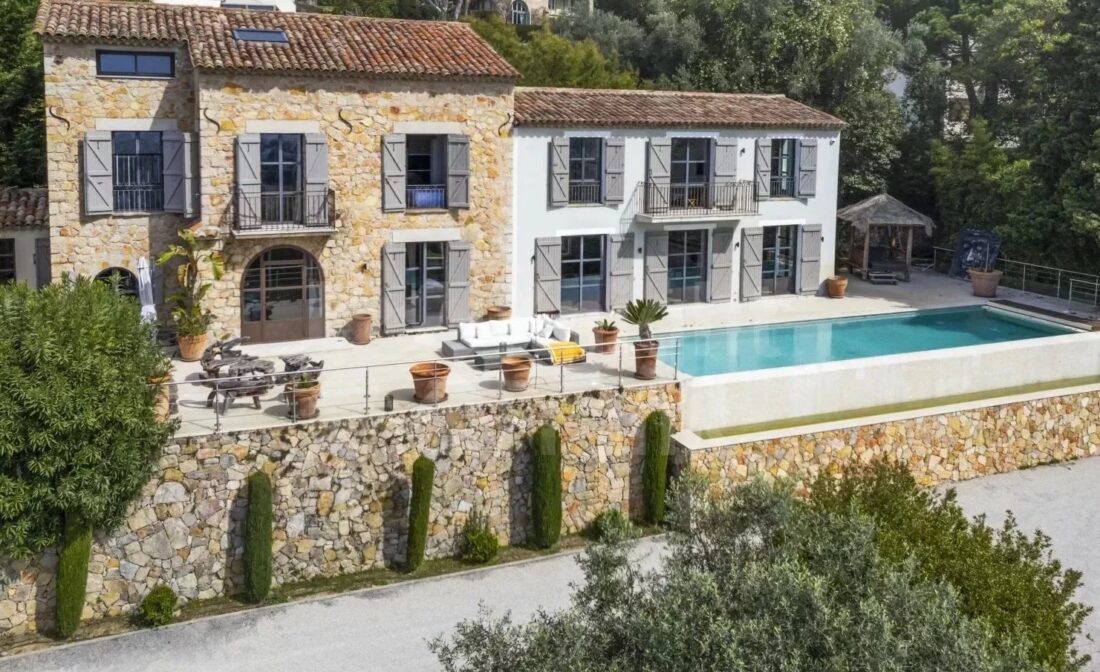 CANNES LE CANNET – Moderne villa med svømmebasseng og panoramautsikt over havet i åsene over Cannes.