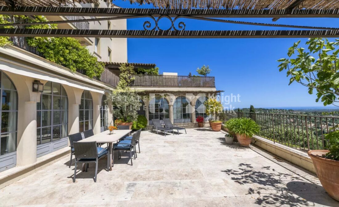 CHATEAUNEUF-DE-GRASSE – Un appartement avec vue sur la mer et grande terrasse