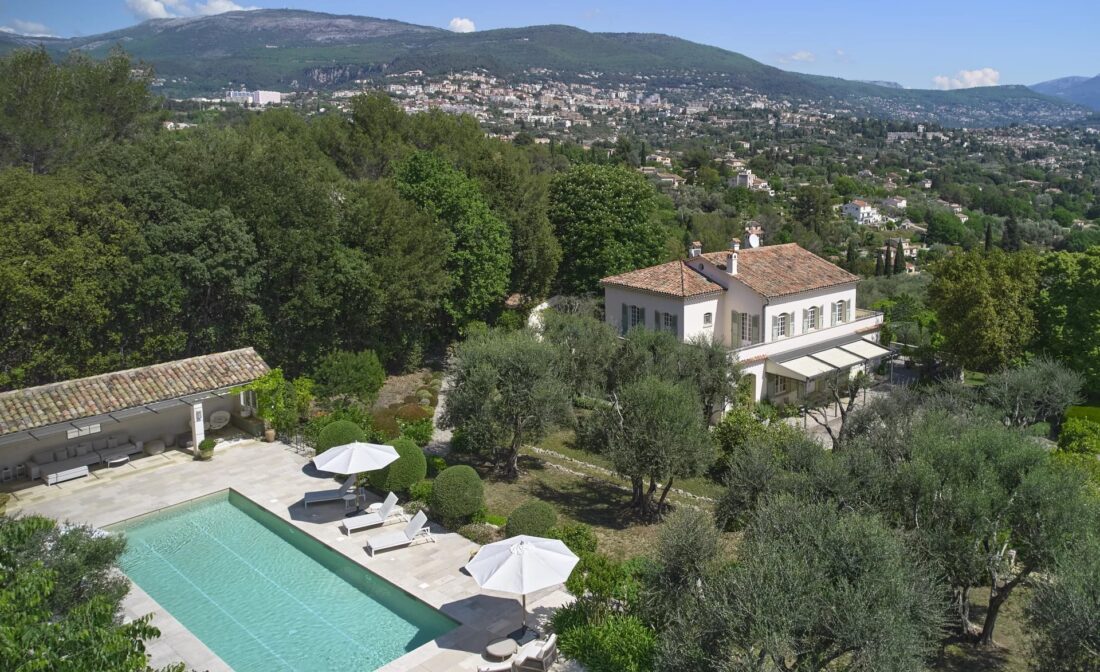 GRASSE – Une demeure de parfumeur avec piscine et vue