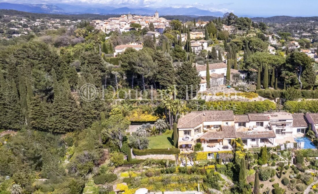 MOUGINS – Sea View and walking distance to the Old Village