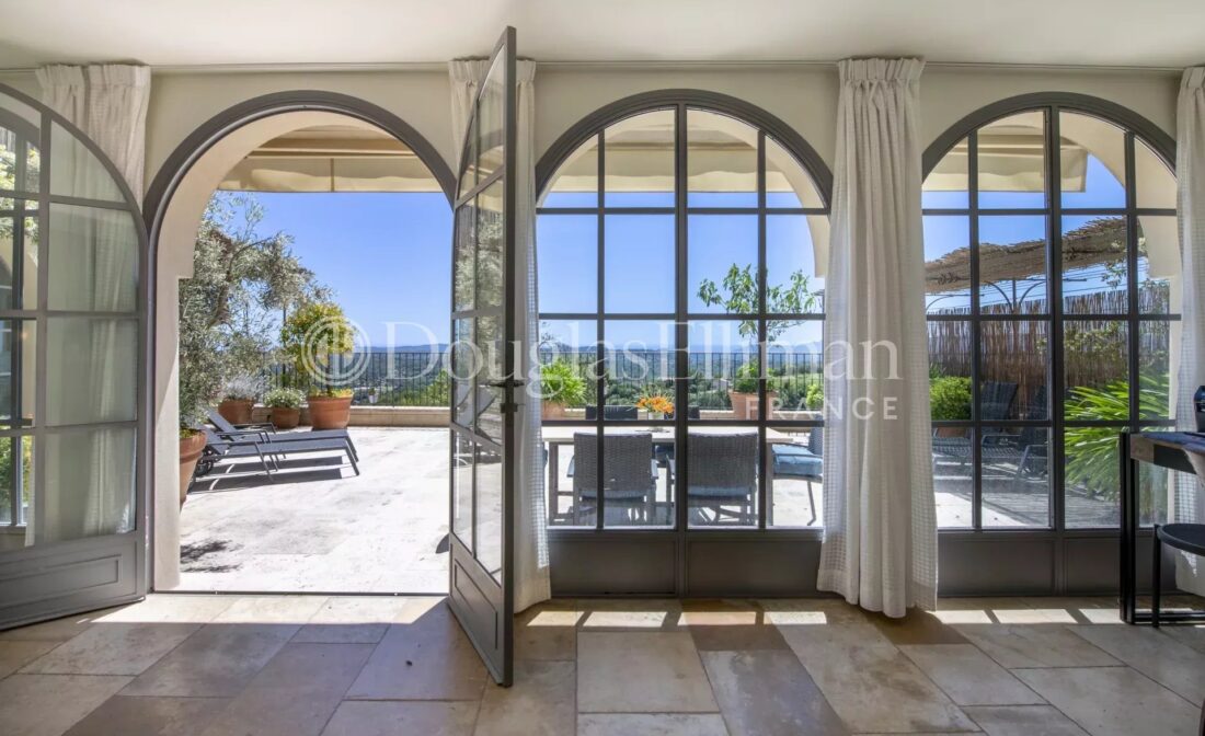 CHATEAUNEUF-DE-GRASSE – An Apartment with sea view and large terrace