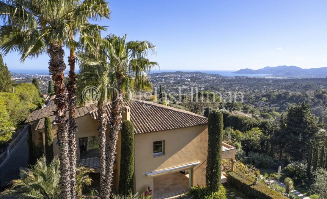 MOUGINS – Vue Mer et à pied du Vieux Village.