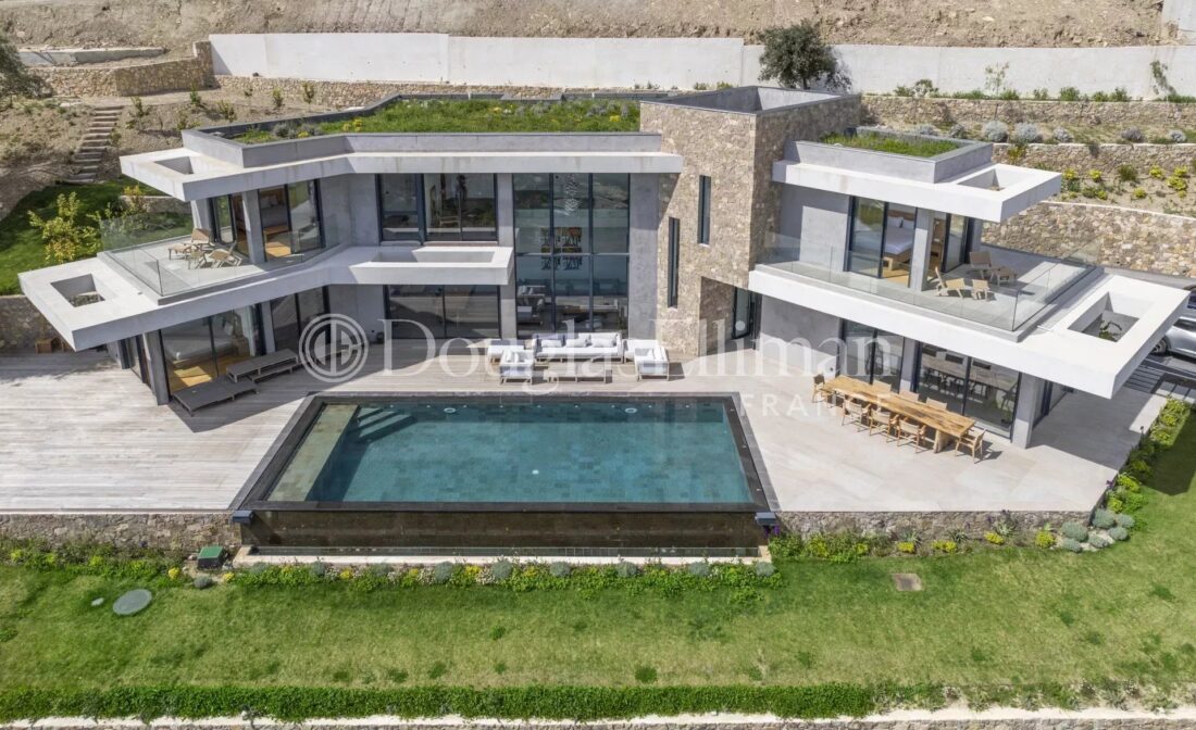 VENCE : A Superb Contemporary Villa with Panoramic Sea View