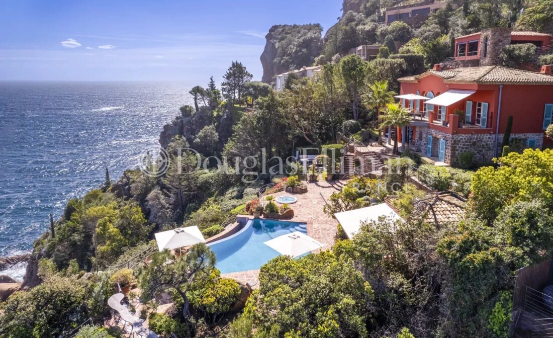 THEOULE-SUR-MER – A Stunning provencal waterfront villa with guest house