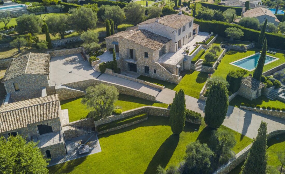 MOUGINS : Une villa en pierre luxueuse avec piscine et vue sur la mer