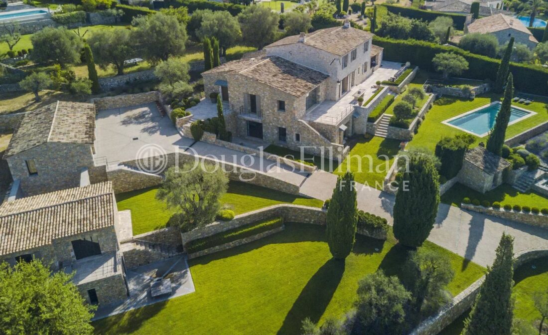 MOUGINS : A Luxurious Stone Villa with Pool and Sea View