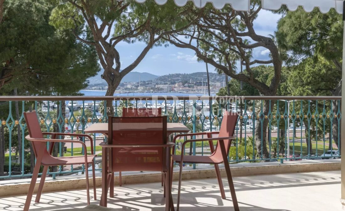 CANNES – Splendid fully renovated apartment on the Croisette