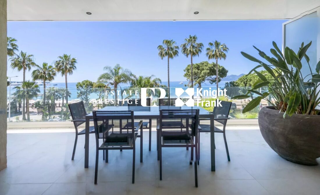 CANNES CROISETTE – Fully renovated 4 bedroom apartment with splendid sea view