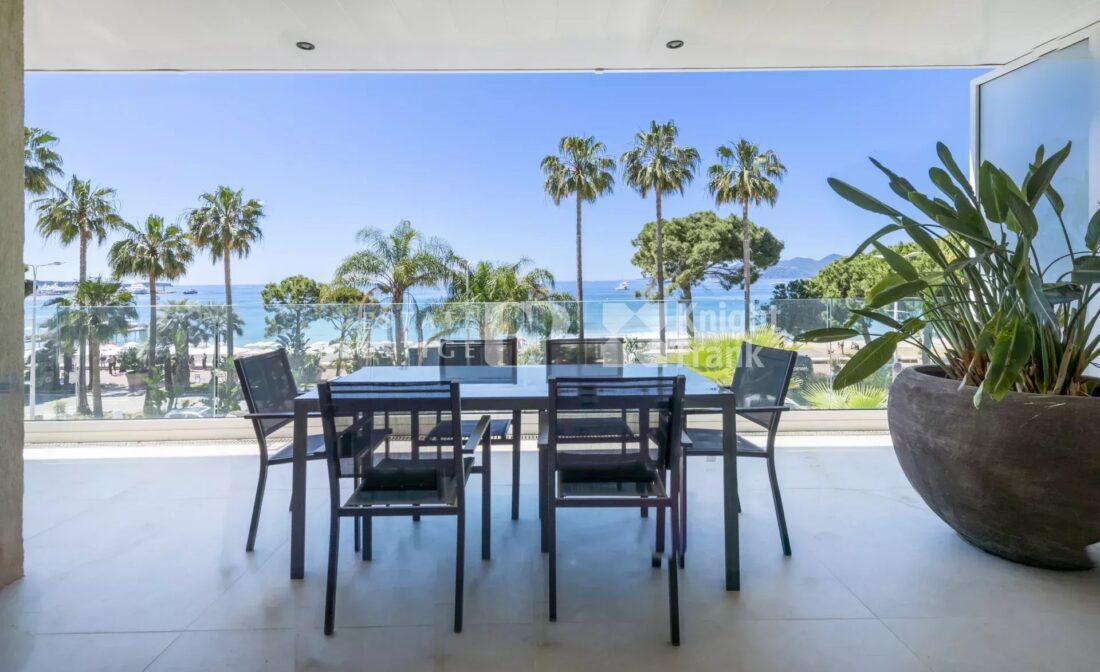 CANNES CROISETTE – Appartement 5 pièces entièrement rénové avec splendide vue mer