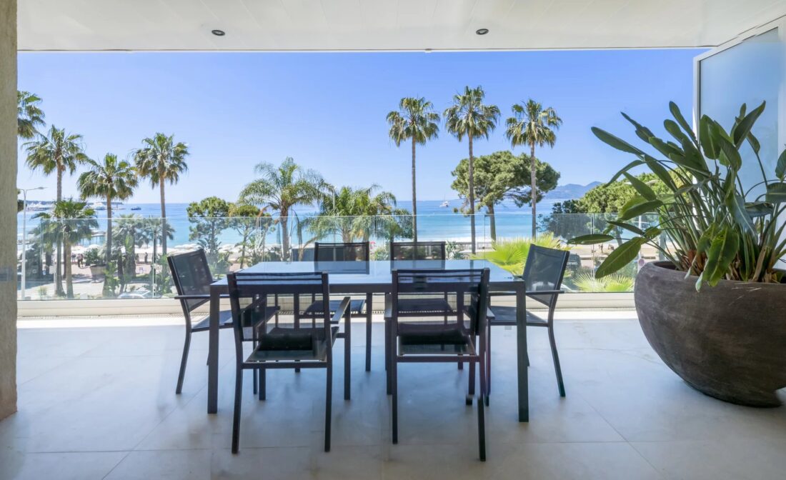 CANNES CROISETTE – Appartement 5 pièces entièrement rénové avec splendide vue mer