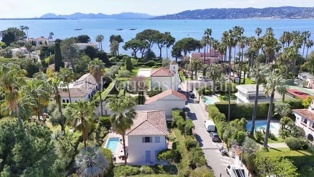 CAP D’ANTIBES – Superbe villa neuve avec piscine