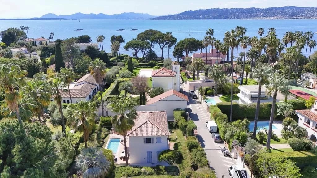 CAP D’ANTIBES –  Superb architect villa with swimming pool