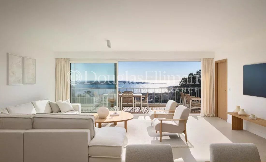 CANNES CALIFORNIE – Superbe appartement refait à neuf avec vue mer panoramique