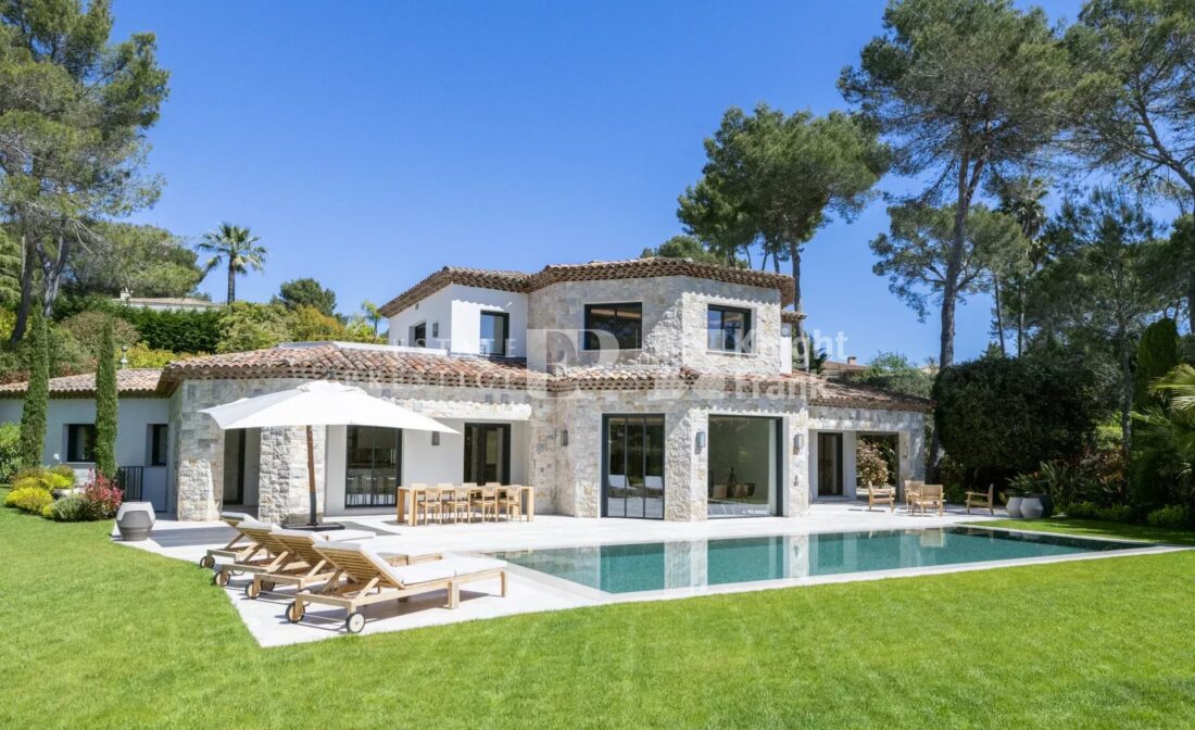 MOUGINS – Wonderful villa in a prestigious private domain