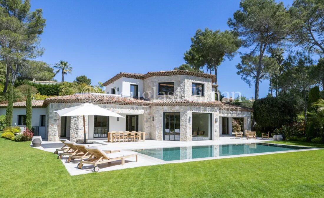 MOUGINS – Wonderful villa in a prestigious private domain