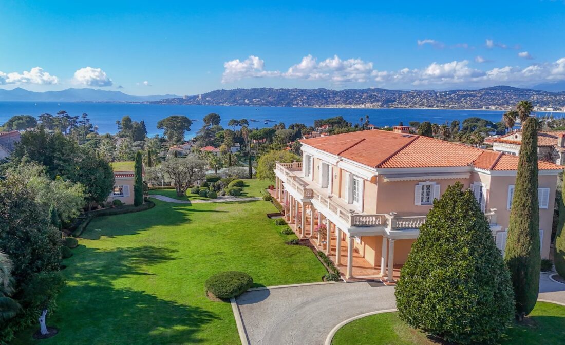 CAP D’ANTIBES – Exceptional property with panoramic sea view