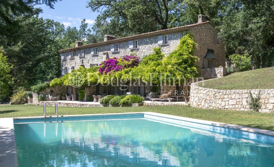 CHATEAUNEUF-DE-GRASSE – Каменная бастида с бассейном и невероятным видом