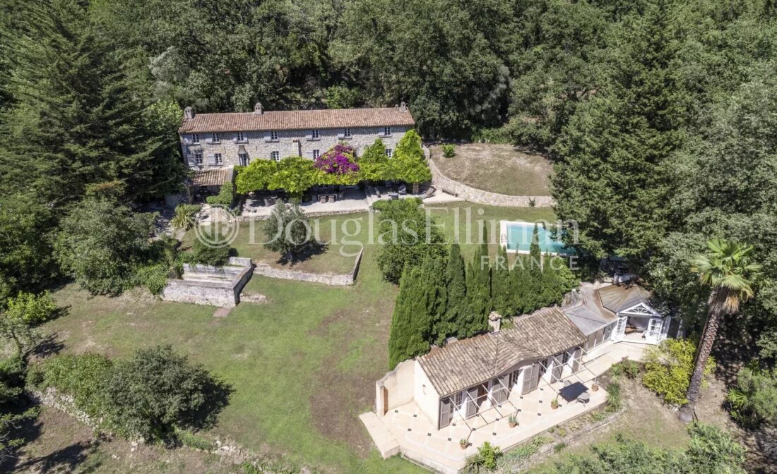 CHATEAUNEUF-DE-GRASSE – Каменная бастида с бассейном и невероятным видом