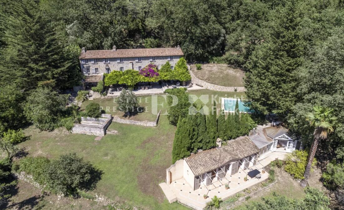 CHATEAUNEUF-DE-GRASSE – Mas en Pierre avec Piscine et Vues